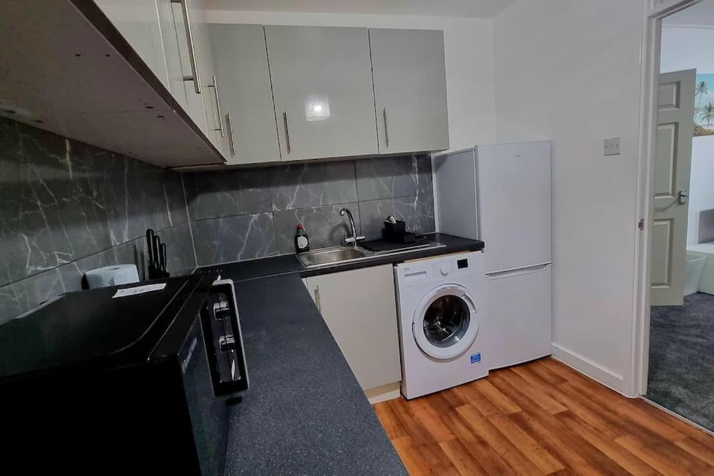 شقة 1 Bed Flat With Free Parking In E13 لندن المظهر الخارجي الصورة